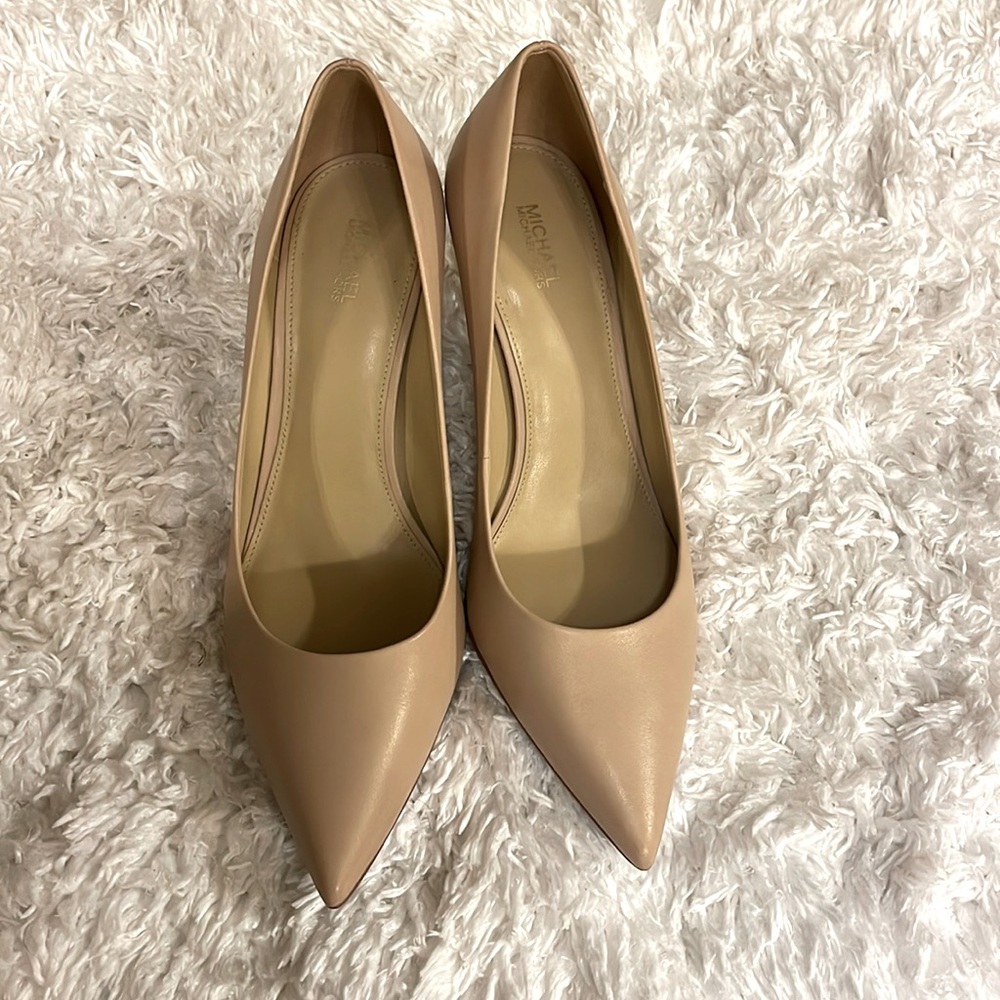 MK nude pump